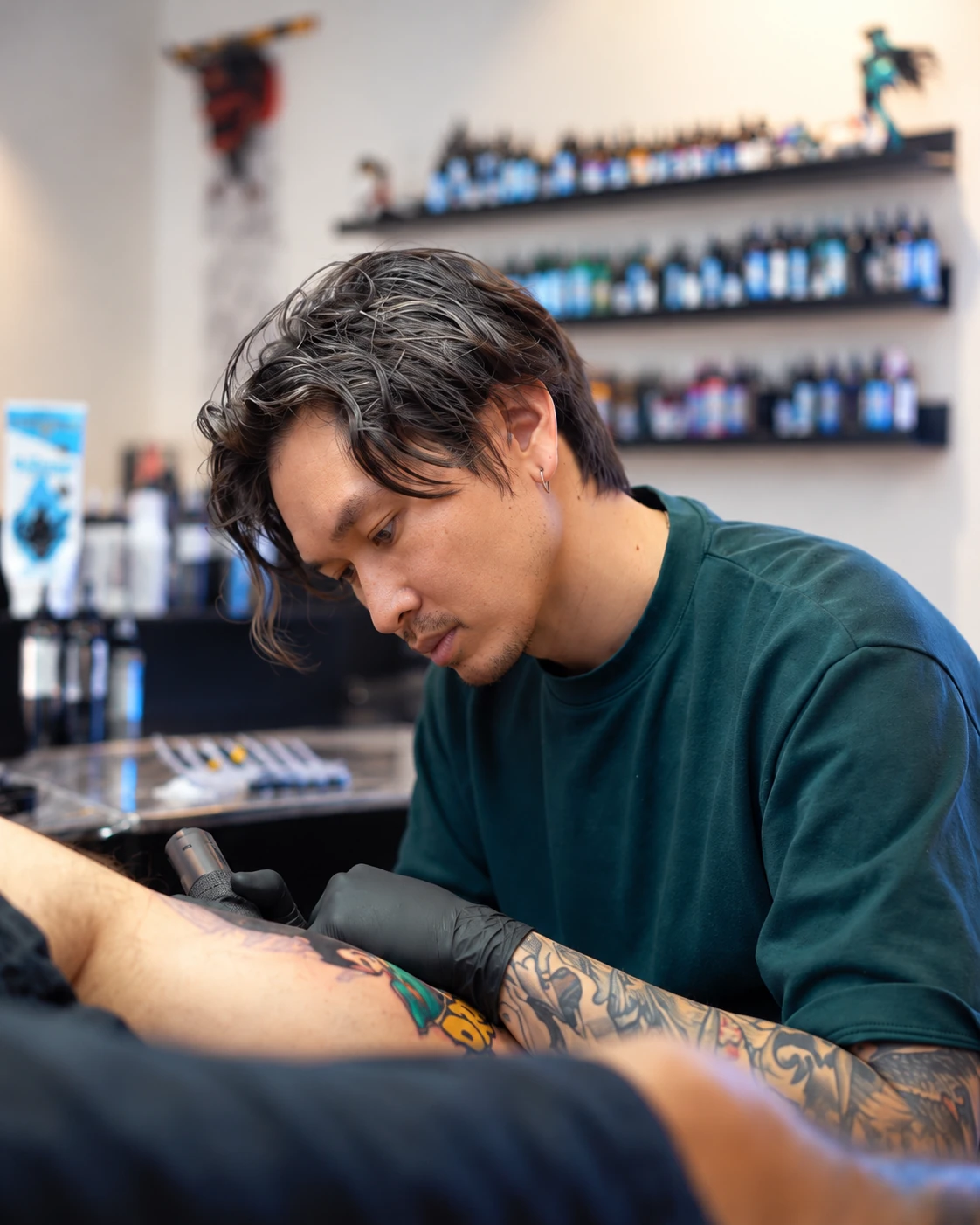 Michael Taguet en train de tatouer dans son studio